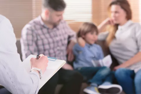 Enfant en consultation chez un médecin