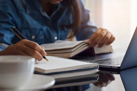 Un jeune qui étudie