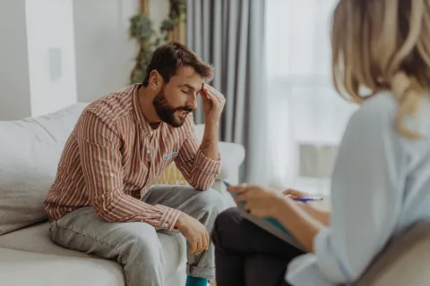 Homme dépressif chez un psychologue