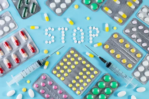 médicaments avec stop au milieu
