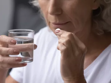 Personne âgée qui prend un médicament