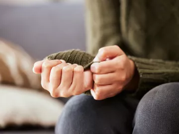 Personne qui se tient le pull à cause du stress