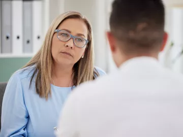 médecin qui écoute son patient