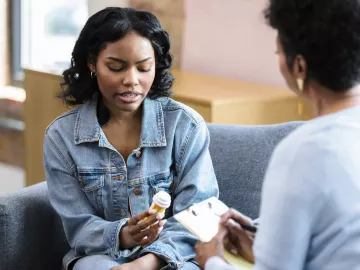 Médecin qui prescrit des antipsychotiques à un patient