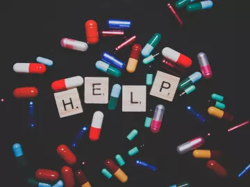 médicaments en fonds avec HELP écrit au milieu 