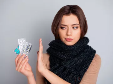femme avec tablette de médicament qui dit stop